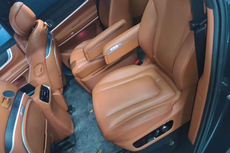 Used Hima AITO M9 2024 Range-Extended Ultra Version 42 kWh 6-Seater Model Left Rear Seat
