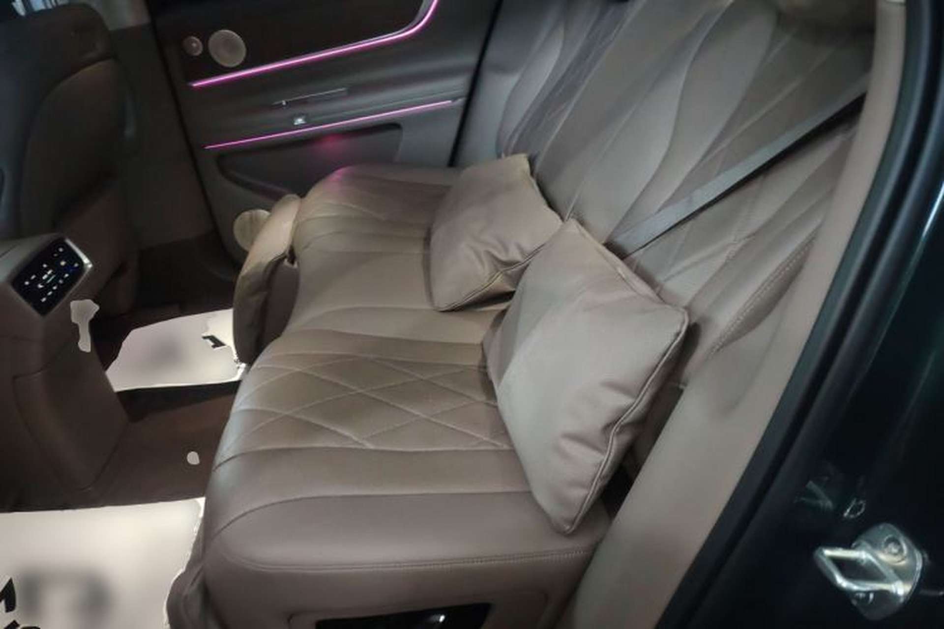 Used Hima AITO M9 2024 Range-Extended Max Edition 42 kWh 5-Seater Version Left Rear Seat