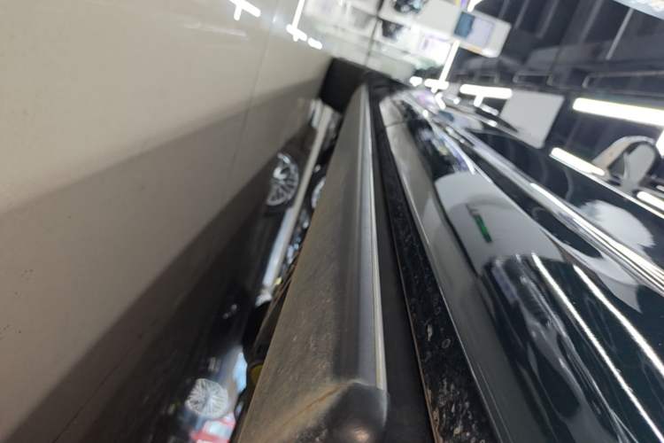 Used Hima AITO M9 2024 Range-Extended Max Edition 42 kWh 6-Seater Version Left Side Sill