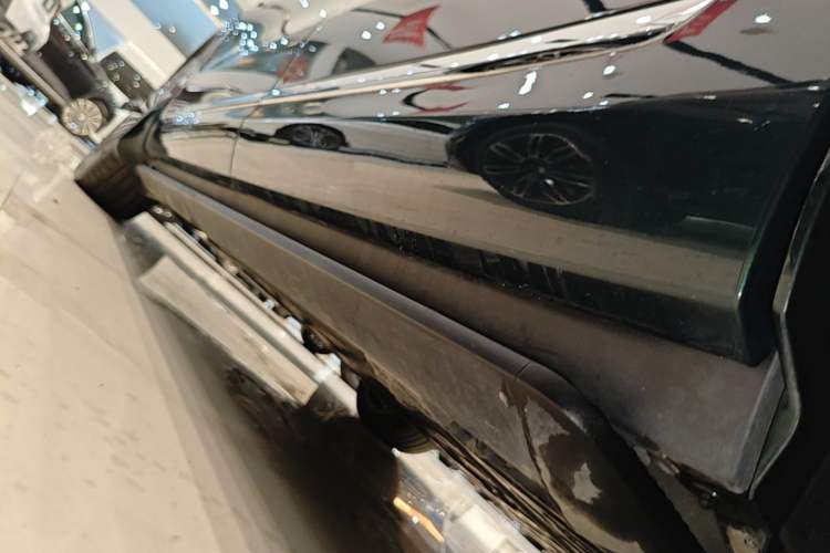 Used Hima AITO M9 2024 Range-Extended Ultra Version 52 kWh 5-Seater Model Left Side Sill