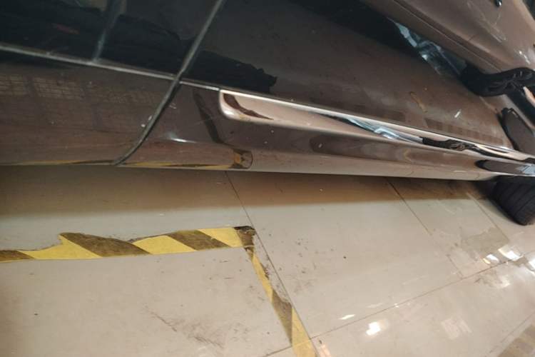 Used Hima AITO M9 2024 Range-Extended Max Edition 42 kWh 6-Seater Version Left Side Sill