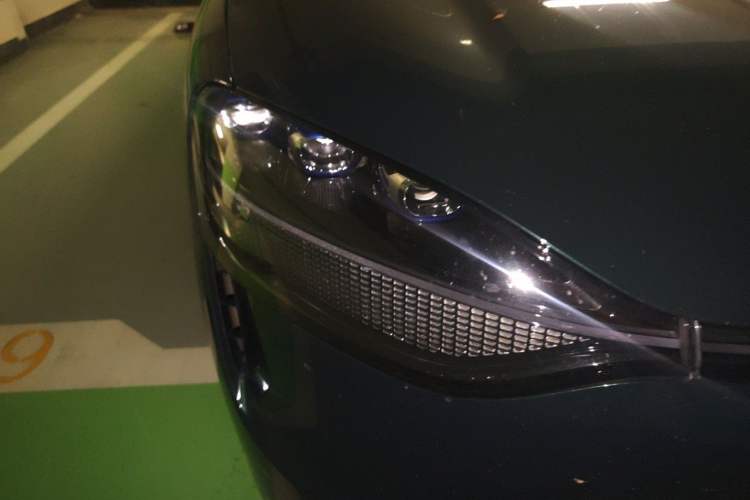 Used Hima AITO M9 2024 Range-Extended Ultra Version 42 kWh 6-Seater Model Right Front Headlight