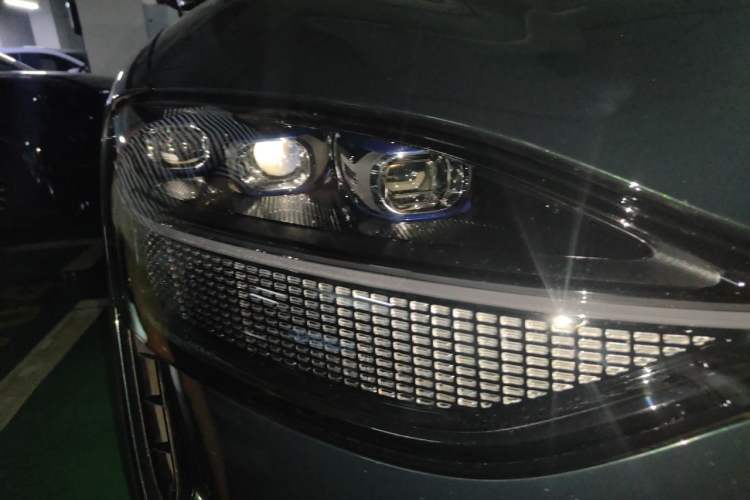 Used Hima AITO M9 2024 Range-Extended Ultra Version 52 kWh 6-Seater Model Right Front Headlight