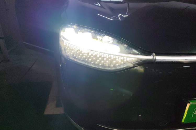 Used Hima AITO M9 2024 Range-Extended Max Edition 52 kWh 6-Seater Version Right Front Headlight