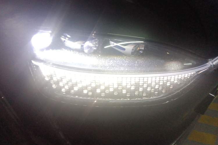 Used Hima AITO M9 2024 Range-Extended Ultra Version 42 kWh 6-Seater Model Right Front Headlight