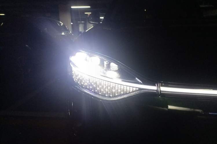 Used Hima AITO M9 2024 Range-Extended Ultra Version 52 kWh 5-Seater Model Right Front Headlight