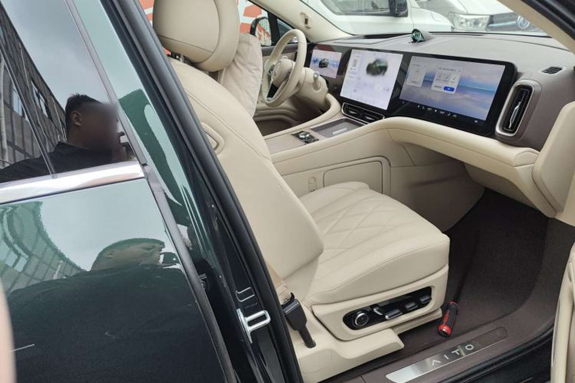 Used Hima AITO M9 2024 Range-Extended Ultra Version 42 kWh 6-Seater Model Right Front Seat