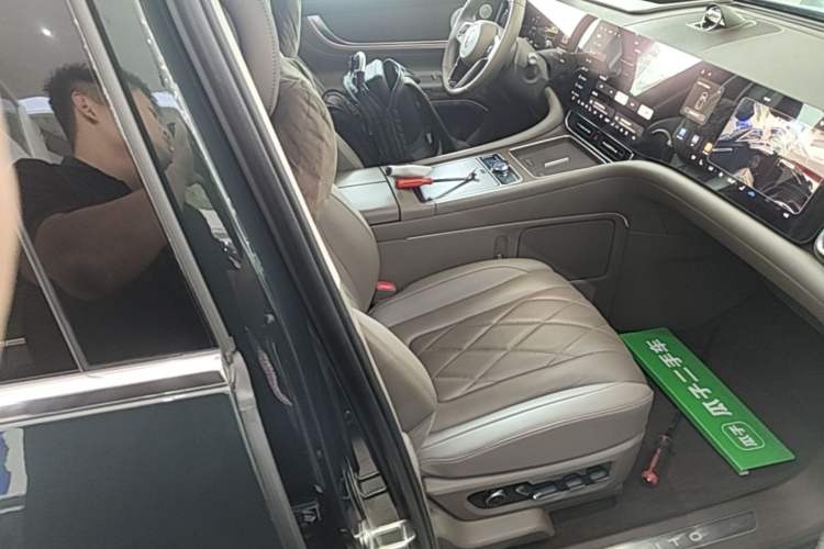 Used Hima AITO M9 2024 Range-Extended Ultra Version 52 kWh 6-Seater Model Right Front Seat