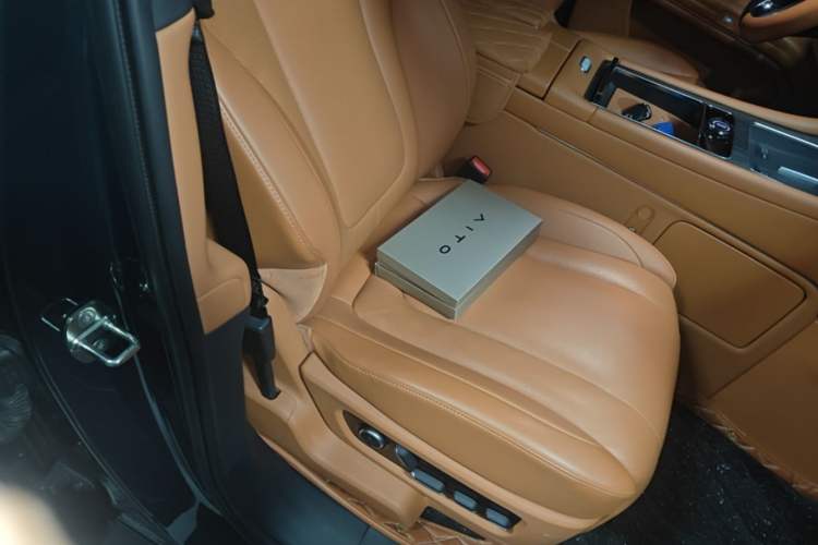 Used Hima AITO M9 2024 Range-Extended Ultra Version 42 kWh 6-Seater Model Right Front Seat