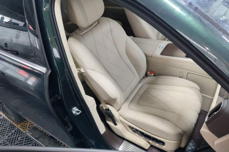 Used Hima AITO M9 2024 Range-Extended Ultra Version 52 kWh 6-Seater Model Right Front Seat