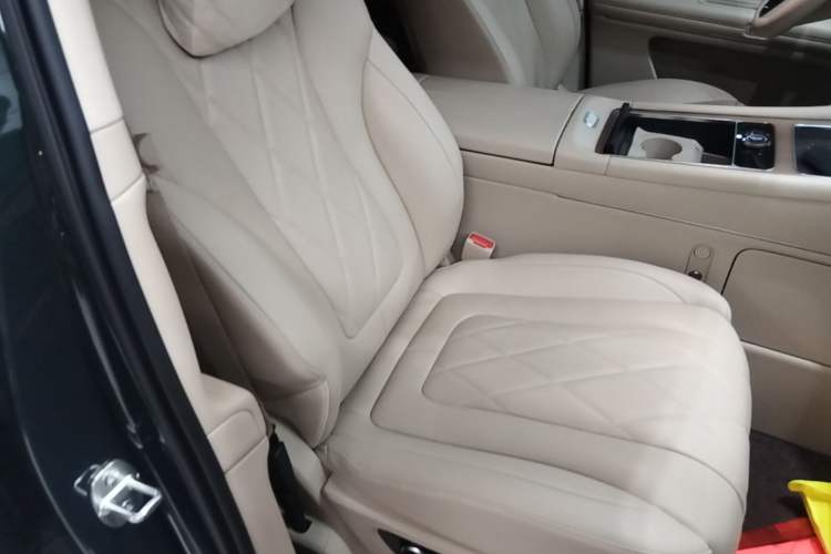 Used Hima AITO M9 2024 Range-Extended Ultra Version 52 kWh 6-Seater Model Right Front Seat