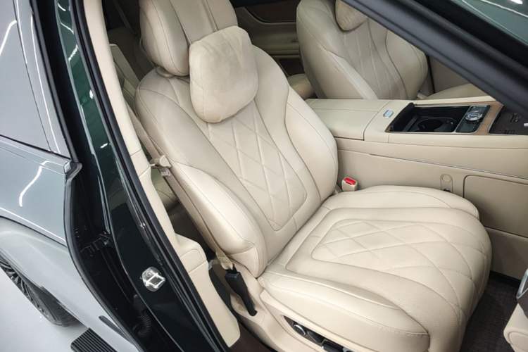 Used Hima AITO M9 2024 Range-Extended Ultra Version 52 kWh 6-Seater Model Right Front Seat