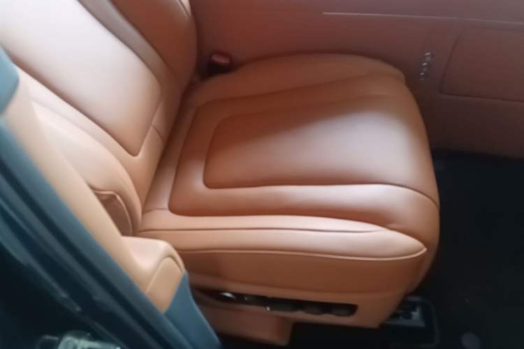 Used Hima AITO M9 2024 Range-Extended Ultra Version 42 kWh 6-Seater Model Right Front Seat
