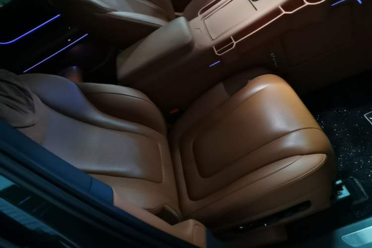 Used Hima AITO M9 2024 Range-Extended Max Edition 42 kWh 6-Seater Version Right Front Seat