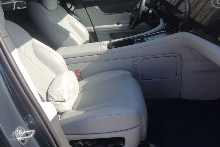 Used Hima AITO M9 2024 Range-Extended Ultra Version 42 kWh 6-Seater Model Right Front Seat