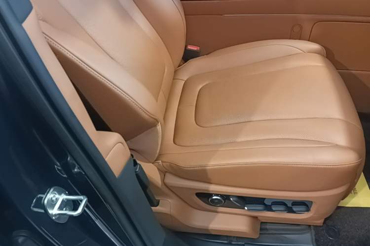 Used Hima AITO M9 2024 Range-Extended Ultra Version 42 kWh 6-Seater Model Right Front Seat