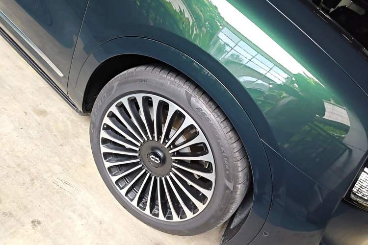 Used Hima AITO M9 2024 Range-Extended Max Edition 42 kWh 5-Seater Version Right Front Wheel Hub