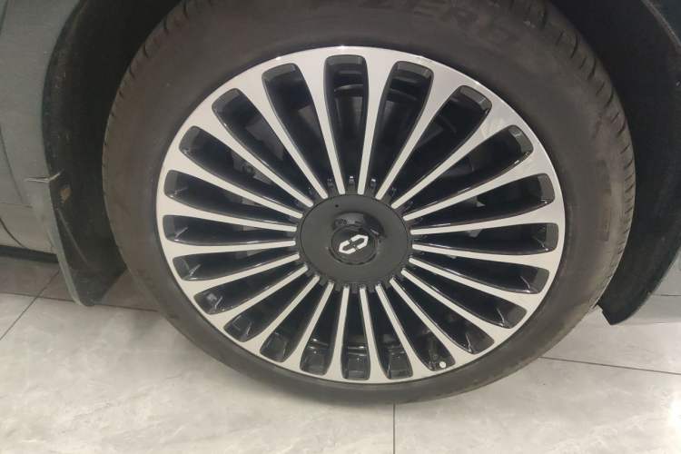 Used Hima AITO M9 2024 Range-Extended Ultra Version 42 kWh 6-Seater Model Right Front Wheel Hub