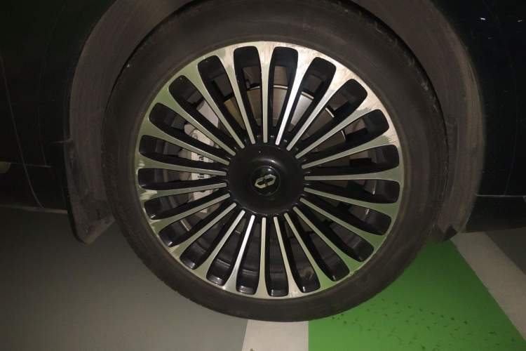 Used Hima AITO M9 2024 Range-Extended Ultra Version 42 kWh 6-Seater Model Right Front Wheel Hub