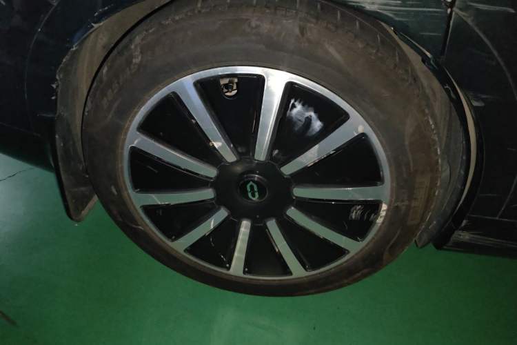 Used Hima AITO M9 2024 Range-Extended Ultra Version 52 kWh 6-Seater Model Right Front Wheel Hub