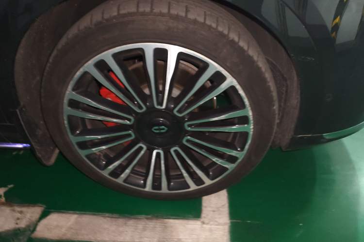 Used Hima AITO M9 2024 Range-Extended Max Edition 52 kWh 6-Seater Version Right Front Wheel Hub