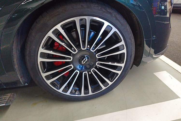 Used Hima AITO M9 2024 Range-Extended Ultra Version 52 kWh 6-Seater Model Right Front Wheel Hub