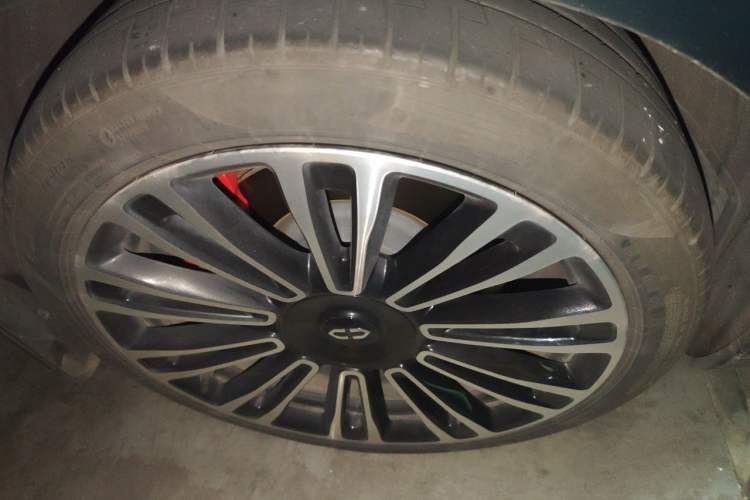 Used Hima AITO M9 2024 Range-Extended Ultra Version 42 kWh 6-Seater Model Right Front Wheel Hub