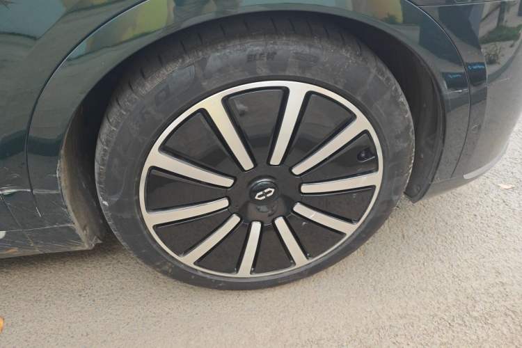 Used Hima AITO M9 2024 All-Electric Ultra Version 100 kWh 6-Seater Model Right Front Wheel Hub