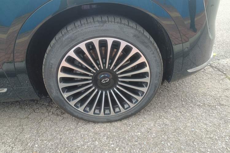 Used Hima AITO M9 2024 Range-Extended Ultra Version 52 kWh 6-Seater Model Right Front Wheel Hub