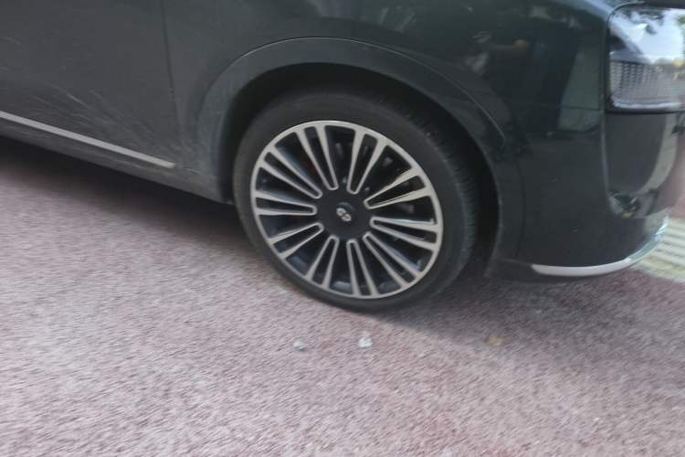 Used Hima AITO M9 2024 Range-Extended Ultra Version 42 kWh 6-Seater Model Right Front Wheel Hub