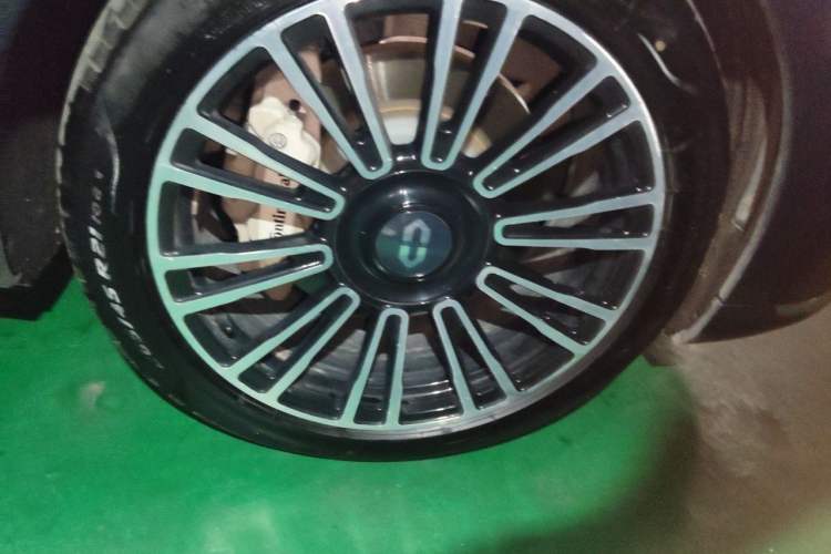 Used Hima AITO M9 2024 All-Electric Ultra Version 100 kWh 6-Seater Model Right Front Wheel Hub