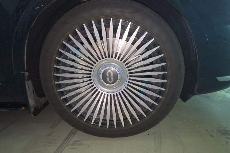 Used Hima AITO M9 2024 Range-Extended Max Edition 42 kWh 6-Seater Version Right Front Wheel Hub