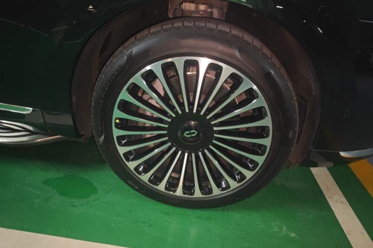 Used Hima AITO M9 2024 Range-Extended Max Edition 42 kWh 5-Seater Version Right Front Wheel Hub