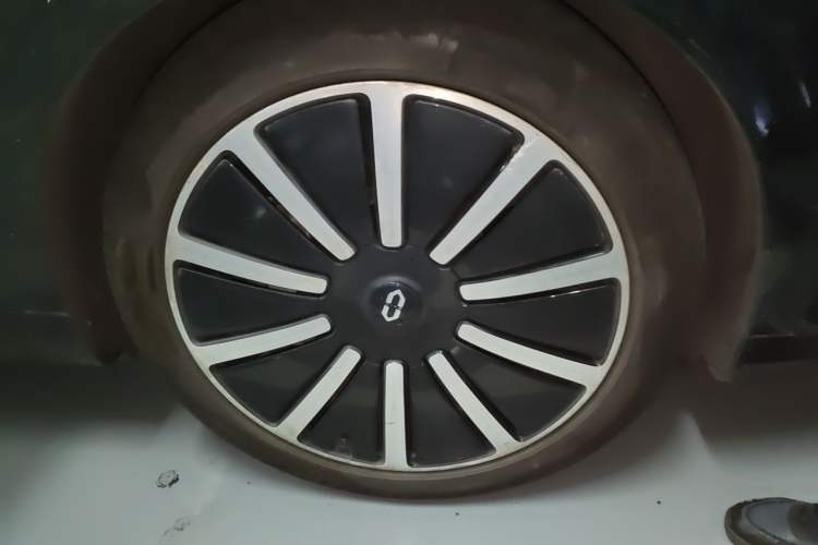 Used Hima AITO M9 2024 All-Electric Ultra Version 100 kWh 6-Seater Model Right Front Wheel Hub