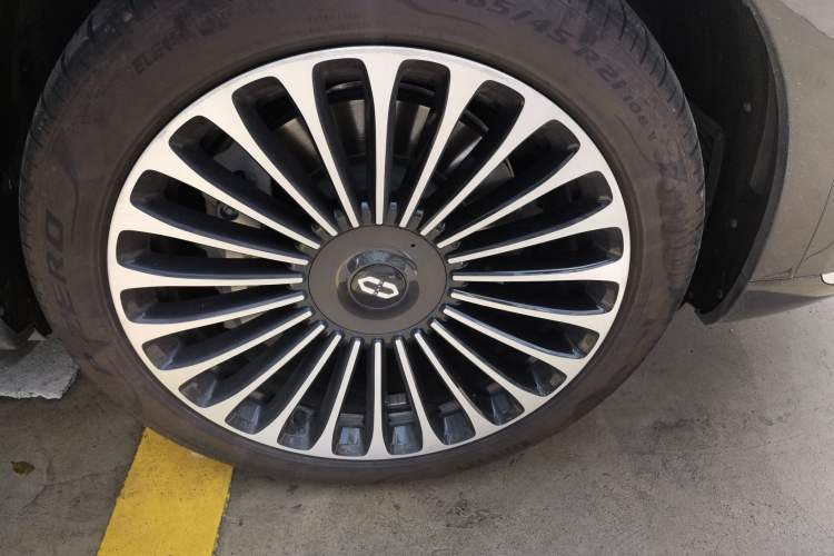 Used Hima AITO M9 2024 Range-Extended Ultra Version 42 kWh 6-Seater Model Right Front Wheel Hub