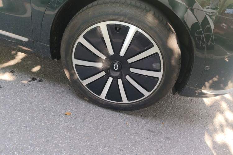 Used Hima AITO M9 2024 Range-Extended Max Edition 52 kWh 6-Seater Version Right Front Wheel Hub