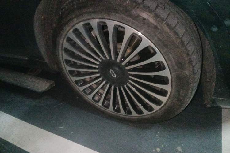 Used Hima AITO M9 2024 Range-Extended Ultra Version 42 kWh 6-Seater Model Right Front Wheel Hub