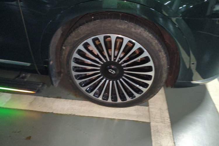 Used Hima AITO M9 2024 Range-Extended Ultra Version 52 kWh 6-Seater Model Right Front Wheel Hub