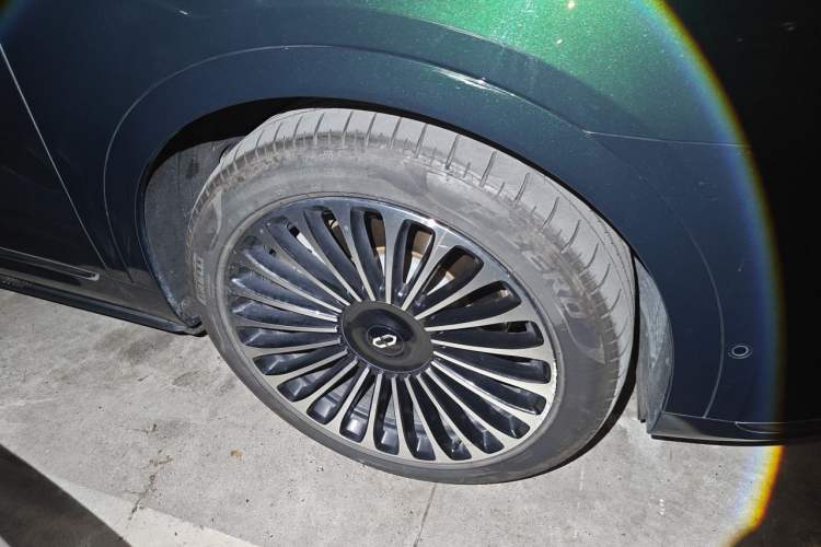 Used Hima AITO M9 2024 Range-Extended Max Edition 42 kWh 6-Seater Version Right Front Wheel Hub