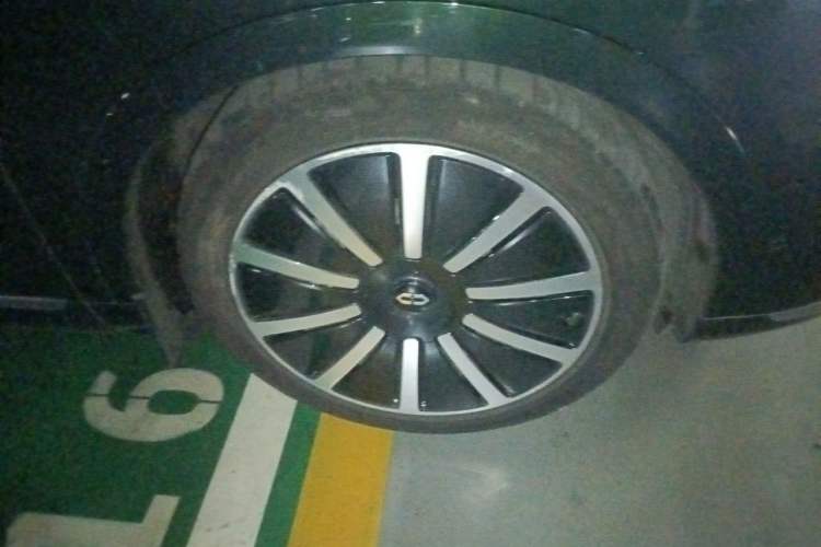 Used Hima AITO M9 2024 Range-Extended Ultra Version 52 kWh 5-Seater Model Right Front Wheel Hub