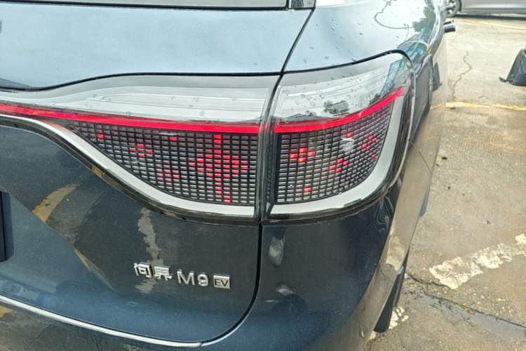 Used Hima AITO M9 2024 All-Electric Ultra Version 100 kWh 6-Seater Model Right Rear Taillight