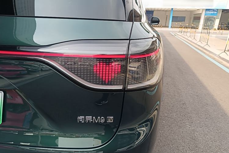 Used Hima AITO M9 2024 All-Electric Ultra Version 100 kWh 5-Seater Model Right Rear Taillight