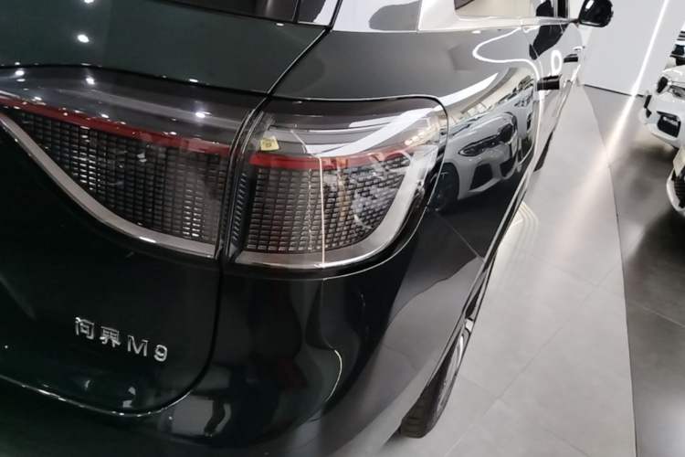 Used Hima AITO M9 2024 Range-Extended Max Edition 42 kWh 5-Seater Version Right Rear Taillight