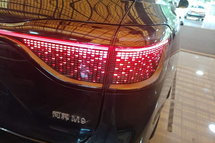 Used Hima AITO M9 2024 Range-Extended Max Edition 42 kWh 6-Seater Version Right Rear Taillight