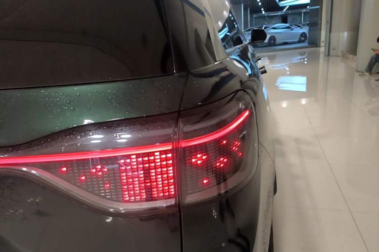 Used Hima AITO M9 2024 Range-Extended Max Edition 42 kWh 6-Seater Version Right Rear Taillight