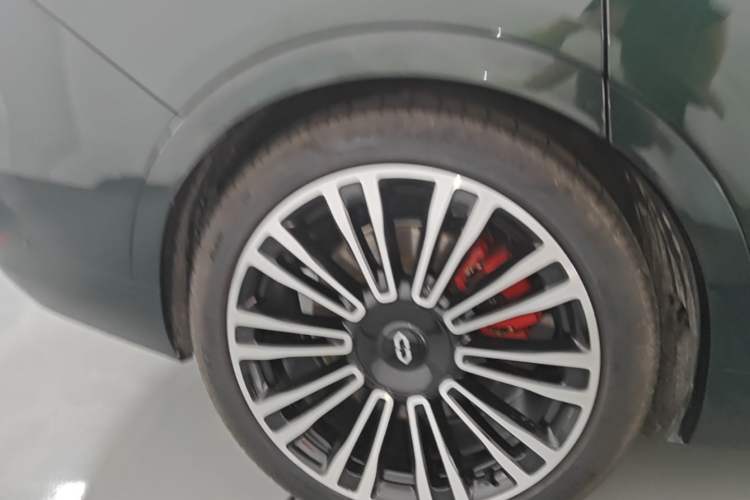 Used Hima AITO M9 2024 Range-Extended Ultra Version 42 kWh 6-Seater Model Right Rear Wheel Hub