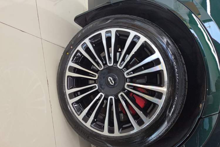 Used Hima AITO M9 2024 Range-Extended Max Edition 42 kWh 6-Seater Version Right Rear Wheel Hub