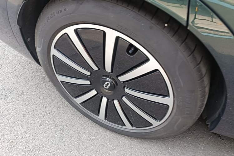 Used Hima AITO M9 2024 All-Electric Ultra Version 100 kWh 5-Seater Model Right Rear Wheel Hub