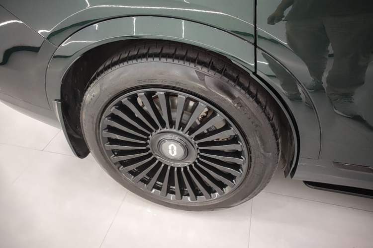 Used Hima AITO M9 2024 Range-Extended Ultra Version 52 kWh 6-Seater Model Right Rear Wheel Hub