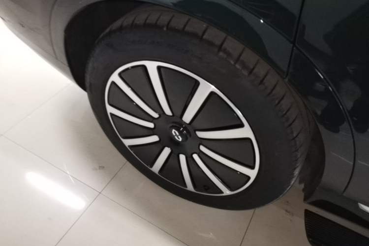 Used Hima AITO M9 2024 Range-Extended Ultra Version 52 kWh 5-Seater Model Right Rear Wheel Hub